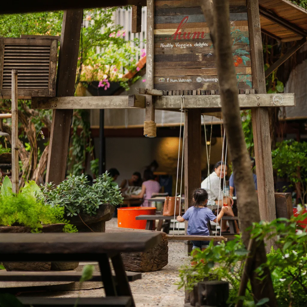 Phân tích DNA thương hiệu của nhà hàng Hum Dining qua không gian kiến trúc và trải nghiệm khách hàng.
