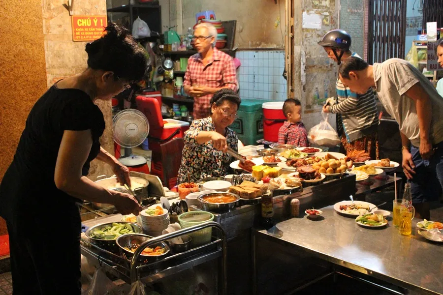 Cơm Tấm “bãi rác” quận 4 Sài Gòn không bắt trend trong ngành F&B vẫn hút khách xếp hàng suốt hơn 30 năm nhờ câu chuyện độc đáo và chất lượng vượt trội.