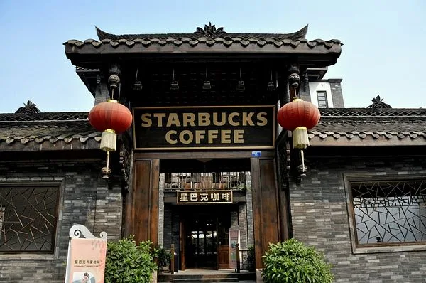 iệu Starbucks có đang đánh đổi lợi nhuận ngắn hạn để giữ lấy vị thế thương hiệu dài hạn?