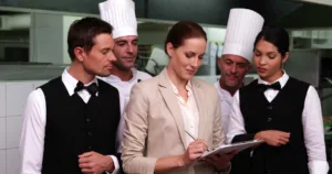 Giao Tiếp Nội Bộ F&B Cách Tôi Xây Dựng Quy Trình Kết Nối Bếp và Phục Vụ