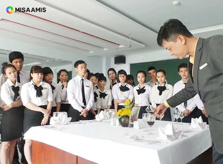 SOP Đào Tạo Nhân Viên Nhà Hàng: Mẫu Quy Trình Onboarding 7 Ngày Từ Kinh Nghiệm Thực Tế