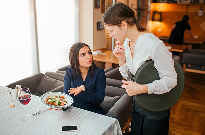 Cách Đào Tạo Nhân Viên Xử Lý Tình Huống Khó Trong Ngành F&B